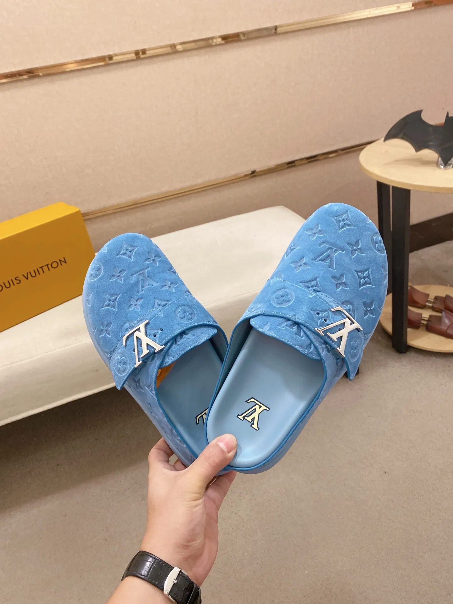 Men's shoes💰: 220💰38-45, LV Easy 2025 new men's casual sandals and slippers, made of suede cow leather, with Monogram pattern to highlight the trendy style. Adjustable straps illuminated with LV letters, while a resilient insole and micro outsole provide lightweight comfort. Made of suede cow leather with embossed Monogram pattern and brand element metal hardware✅Adjustable straps➕Tough insole‼ ️Micro outsole. Comfortable and easy to wear‼ ️